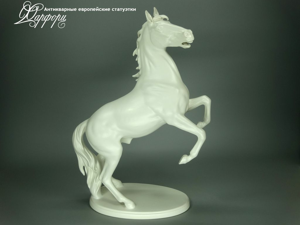 Купить фарфоровую статуэтку Goebel Конь на дыбах